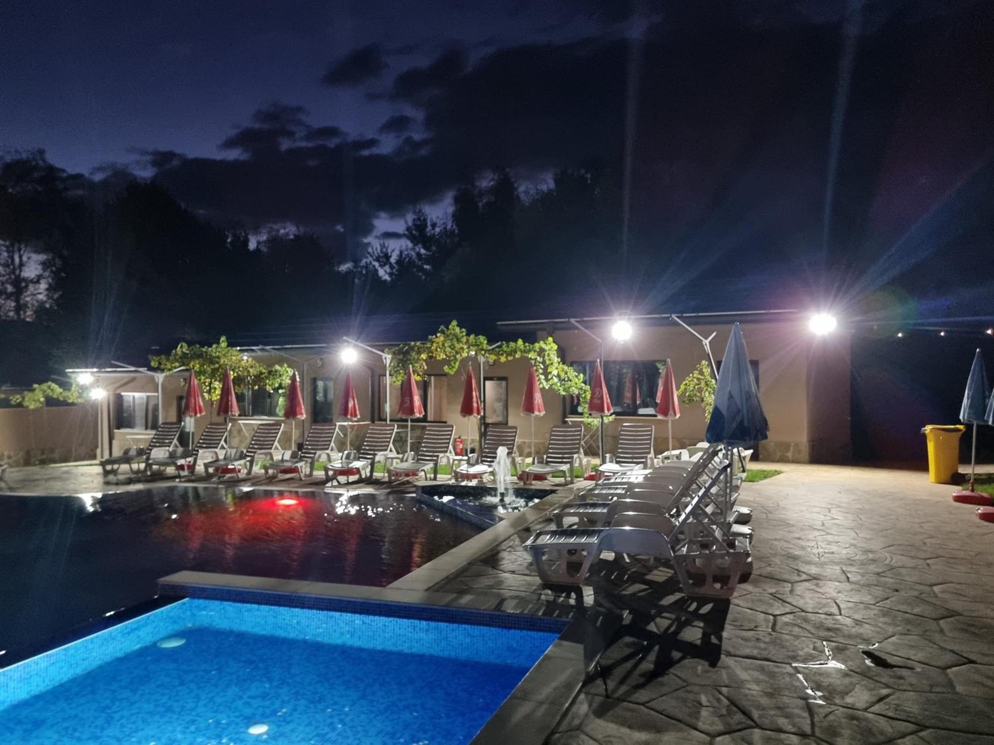 Хотелски Комплекс Саня Aprilzi Exterior foto